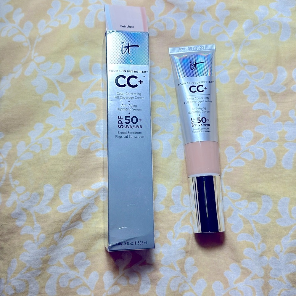 It Cosmetics color correcting CC Full Coverage Cream
Fair Light color